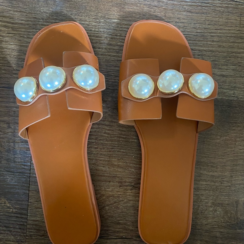 Brown sandals with pearls